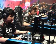 电竞常规赛上演强强对话，三湘猎隼队读秒扳平荆楚银狐队，团队配合流畅；门前嗅觉决定胜负
